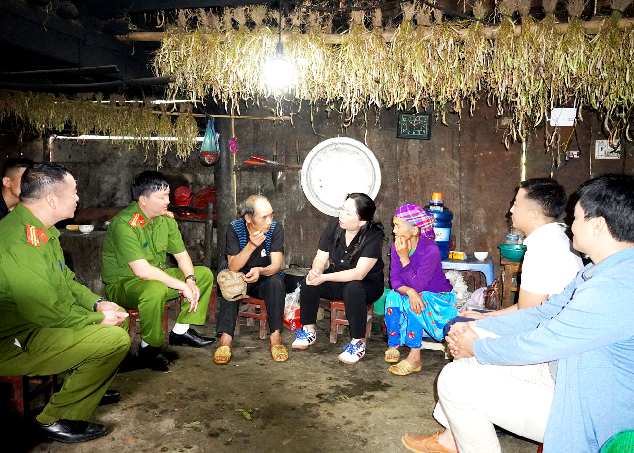 Lãnh đạo huyện Mèo Vạc vận động người dân từ bỏ tà đạo tại thôn Làn Chải, xã Cán Chu Phìn.
