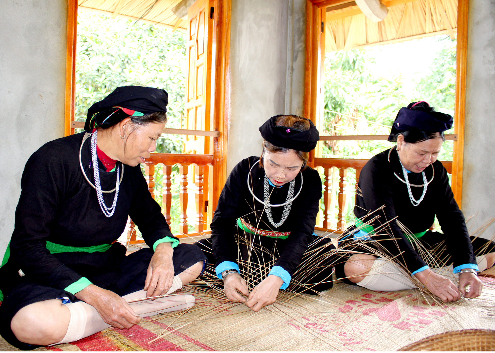 Phụ nữ dân tộc Tày xã Xuân Giang (Quang Bình) đan nón lá.
