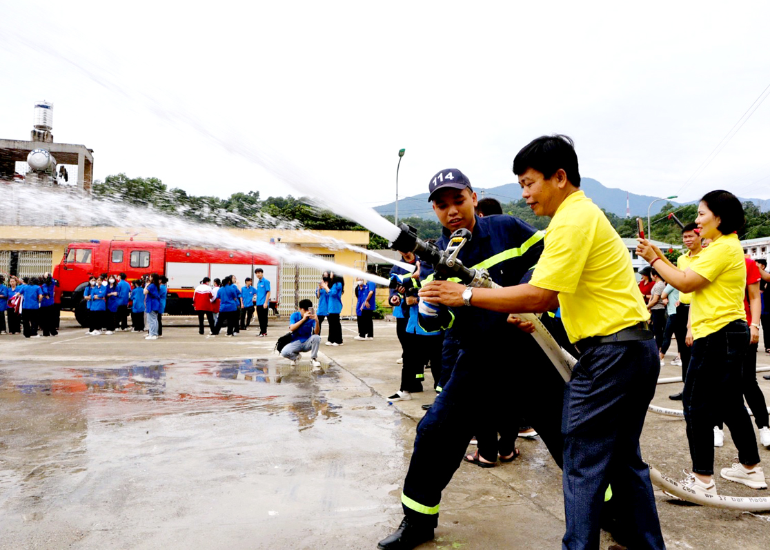 Người dân thành phố Hà Giang tham gia thực hành các phương án phòng cháy, chữa cháy.
