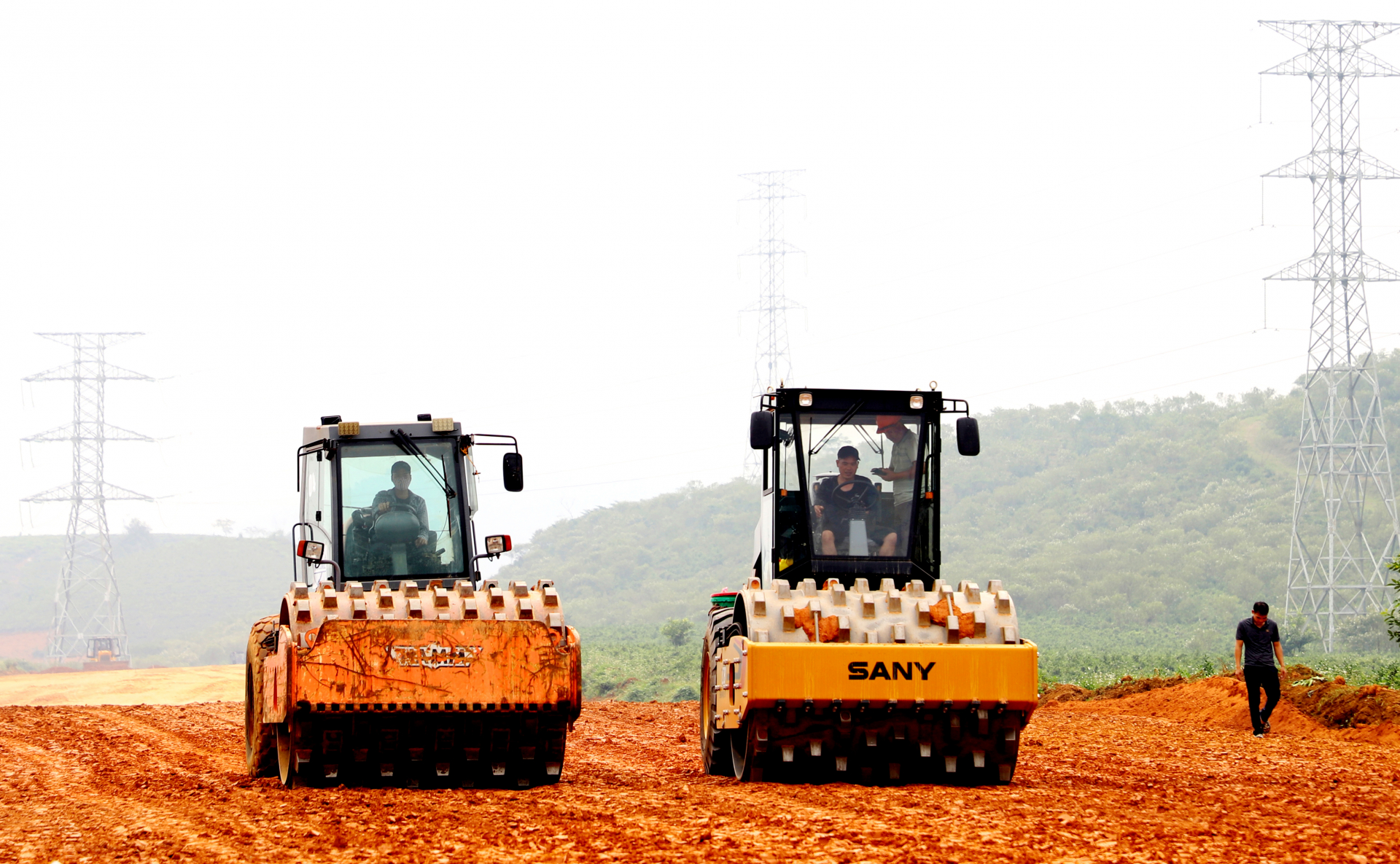 Nhà thầu thi công huy động máy móc đẩy nhanh tiến độ dự án cao tốc Hà Giang - Tuyên Quang. 