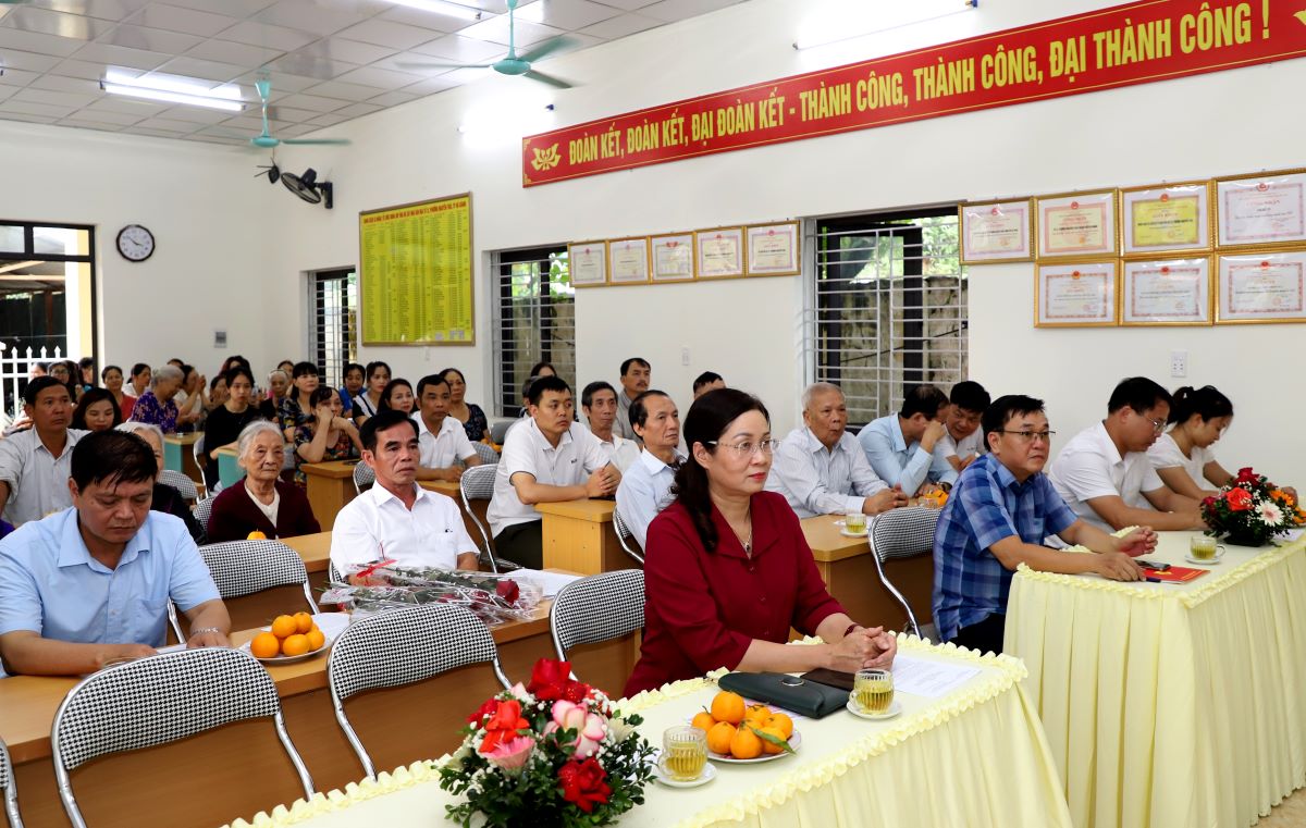 Phó Chủ tịch UBND tỉnh Hà Thị Minh Hạnh và các đại biểu dự Ngày hội Đại đoàn kết tổ 12, phường Nguyễn Trãi.