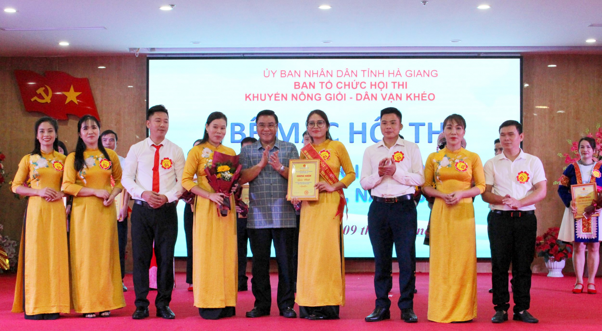 Đồng chí Hoàng Gia Long, Ủy viên BTV Tỉnh ủy, Phó Chủ tịch Thường trực UBND tỉnh trao giải Nhất cho đội huyện Bắc Quang.