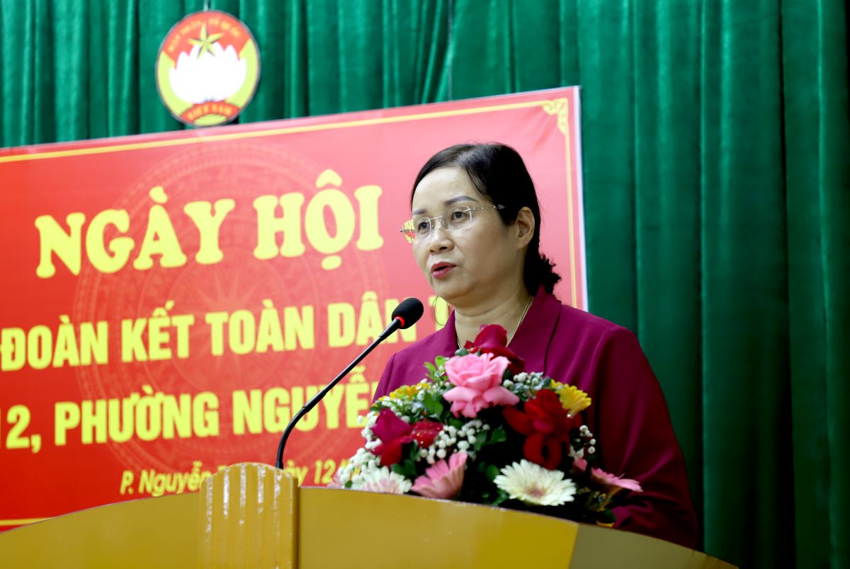 Phó Chủ tịch UBND tỉnh Hà Thị Minh Hạnh phát biểu chung vui với bà con nhân dân tổ 12 tại ngày hội.