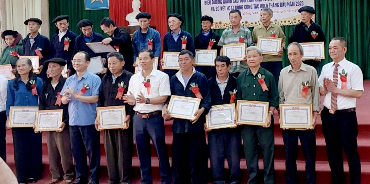 Lãnh đạo huyện Đồng Văn tặng Giấy khen cho người có uy tín tiêu biểu năm 2022.