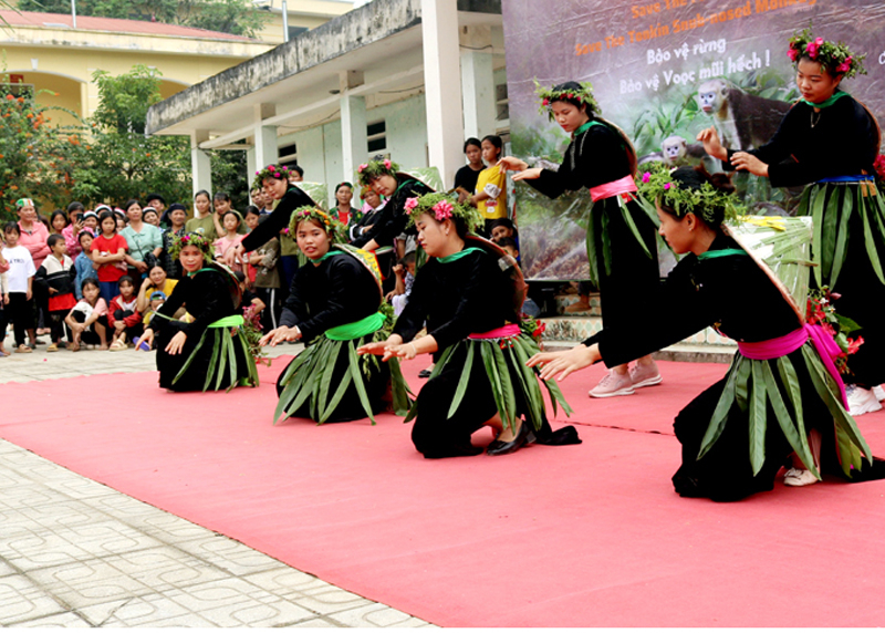 Múa nón của dân tộc Tày xã Minh Sơn.
