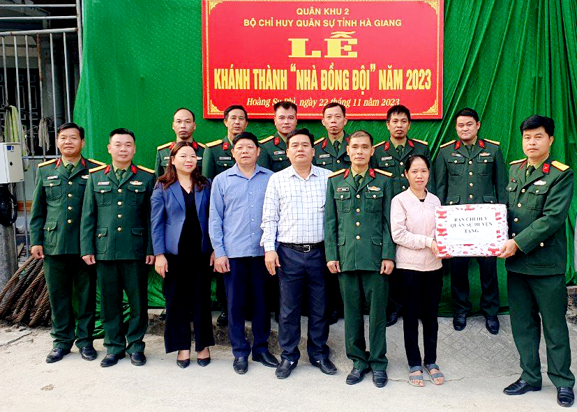 Lãnh dạo Ban CHQS huyện Hoàng Su Phì tặng quà cho gia đình Đại úy QNCN Vũ Khắc Nhu