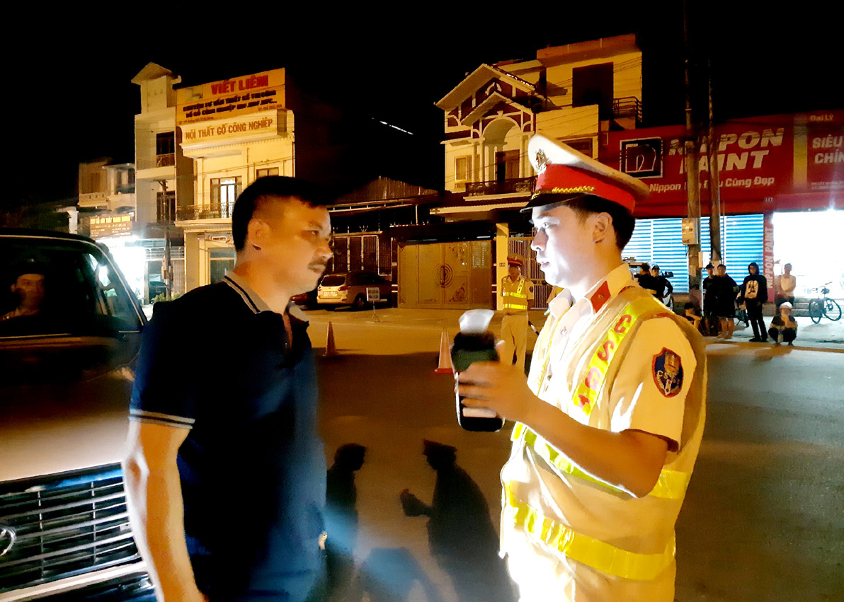 Cảnh sát Giao thông (Công an thành phố Hà Giang) kiểm tra nồng độ cồn người điều khiển phương tiện tham gia giao thông.