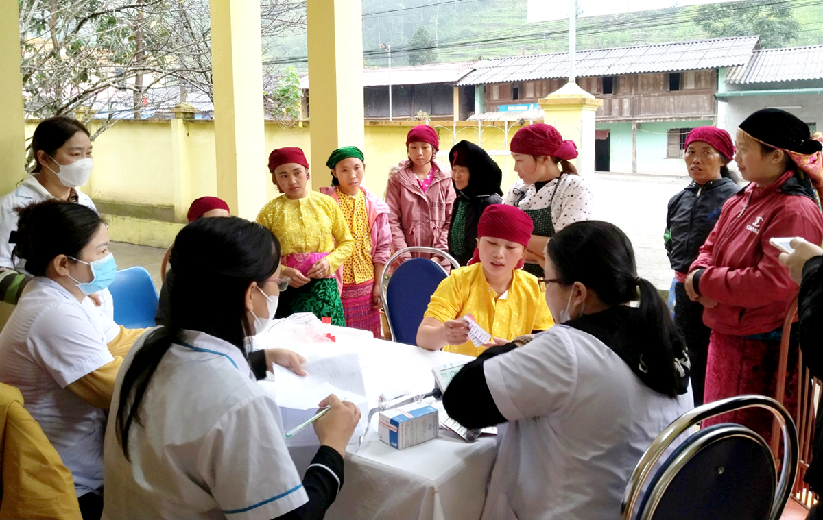 Cán bộ Trung tâm Y tế huyện Đồng Văn khám, xét nghiệm HIV lưu động cho người dân.