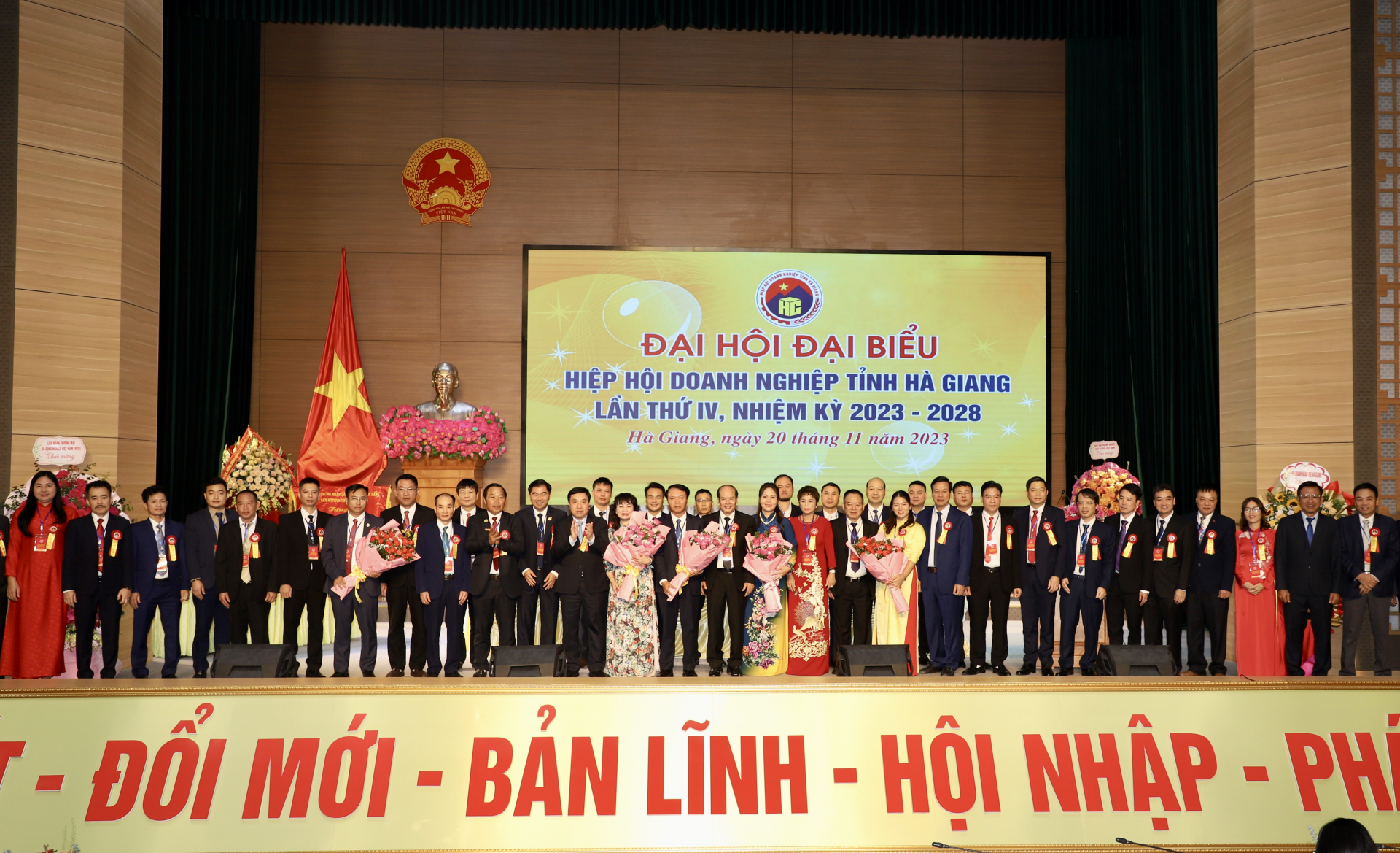 BCH Hiệp hội Doanh nghiệp tỉnh khoá IV ra mắt Đại hội và nhận hoa chúc mừng của lãnh đạo tỉnh