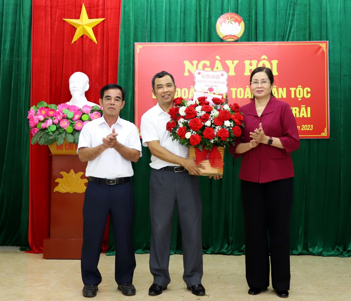 Phó Chủ tịch UBND tỉnh Hà Thị Minh Hạnh tặng quà của Chủ tịch UBND tỉnh cho Ban lãnh đạo tổ dân phố 12.