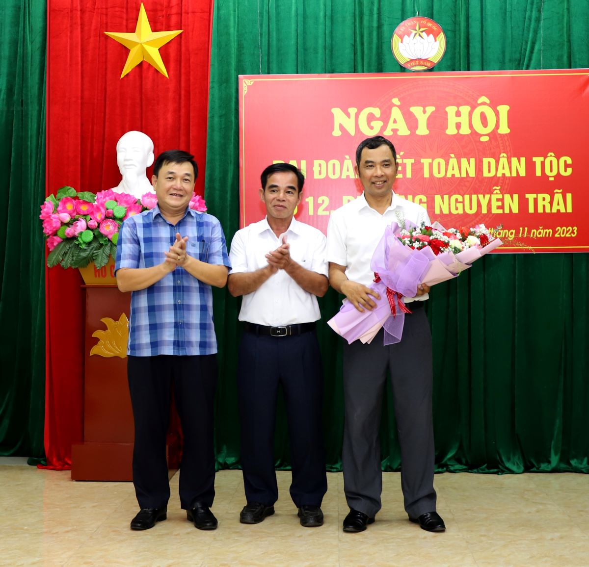 Phó Bí thư Thường trực Thành ủy Hà Giang Bùi Huy Hoàng tặng quà Ban lãnh đạo tổ dân phố 12.