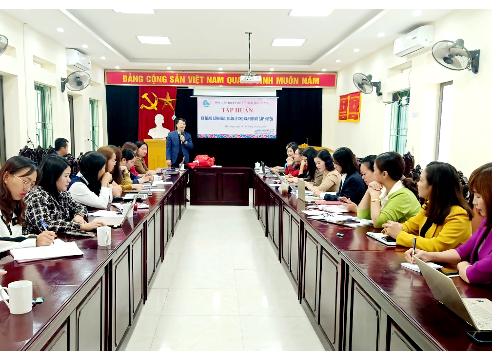 Giảng viên Học viện Phụ nữ Việt Nam chia sẻ kiến thức tại lớp tập huấn 