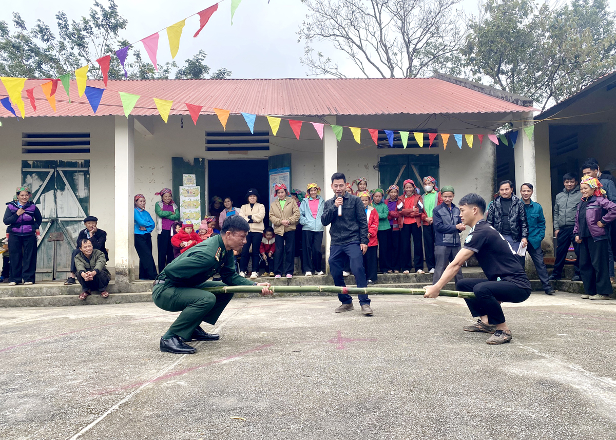 Cán bộ Đồn Biên phòng Sơn Vĩ (Mèo Vạc) thi đấu thể thao trong Ngày hội đại đoàn kết các dân tộc thôn Phìn Lò.