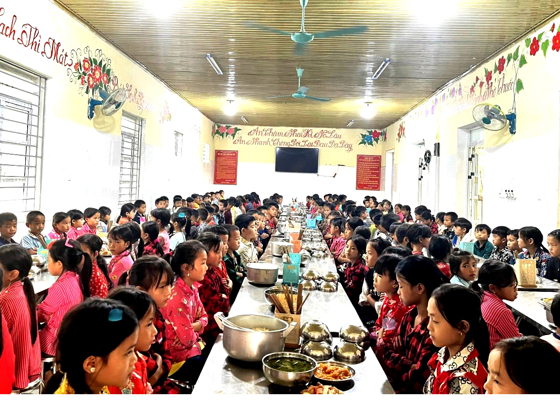 Bữa ăn của học sinh bán trú được nhà trường quan tâm và đảm bảo chế độ, dinh dưỡng.
