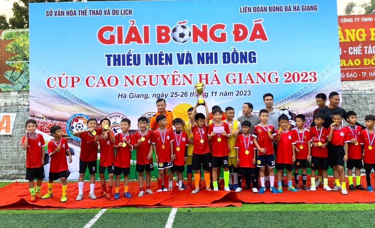 Đội vô địch U10 và U12 Hà Giang New chụp ảnh lưu niệm.