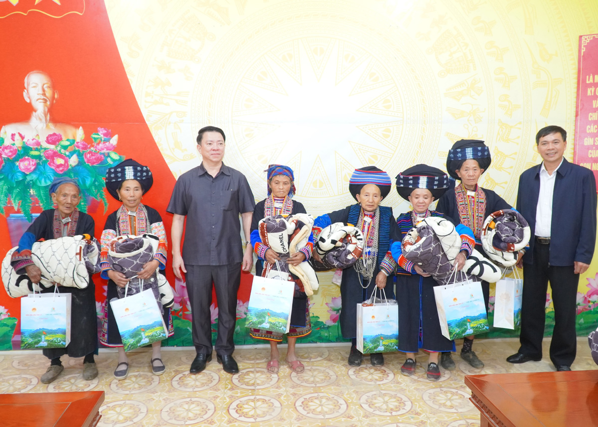 Trưởng Ban Dân vận Tỉnh ủy Trần Mạnh Lợi và lãnh đạo huyện Mèo Vạc trao quà cho người cao tuổi xã Sủng Máng.