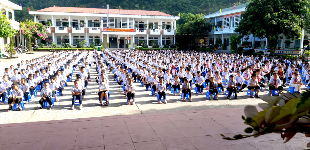 Hoạt động ngoài trời của học sinh Trường Tiểu học thị trấn Yên Minh.
