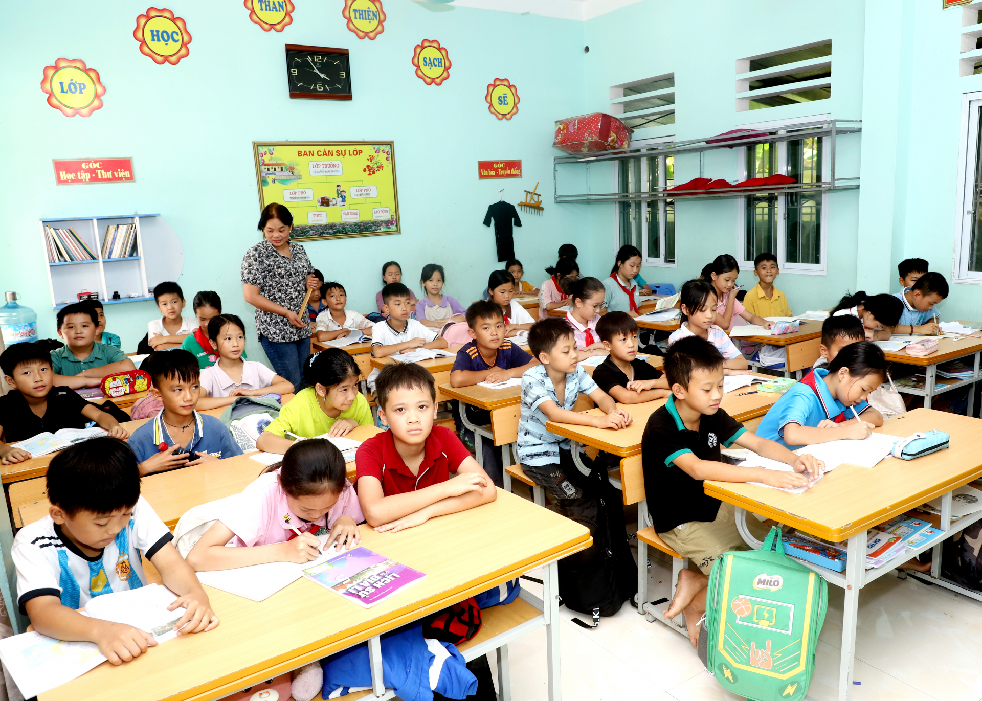 Các em học sinh Trường Tiểu học thị trấn Yên Minh trong giờ học.