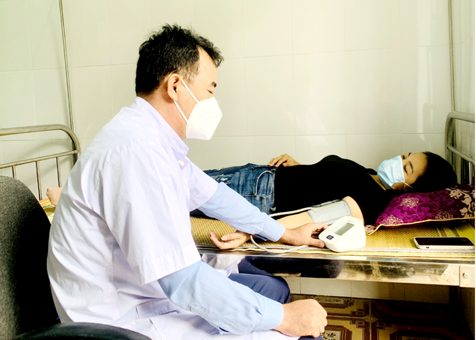 Cán bộ Trạm Y tế xã Phương Thiện (thành phố Hà Giang) khám, tư vấn chăm sóc sức khỏe cho người dân.