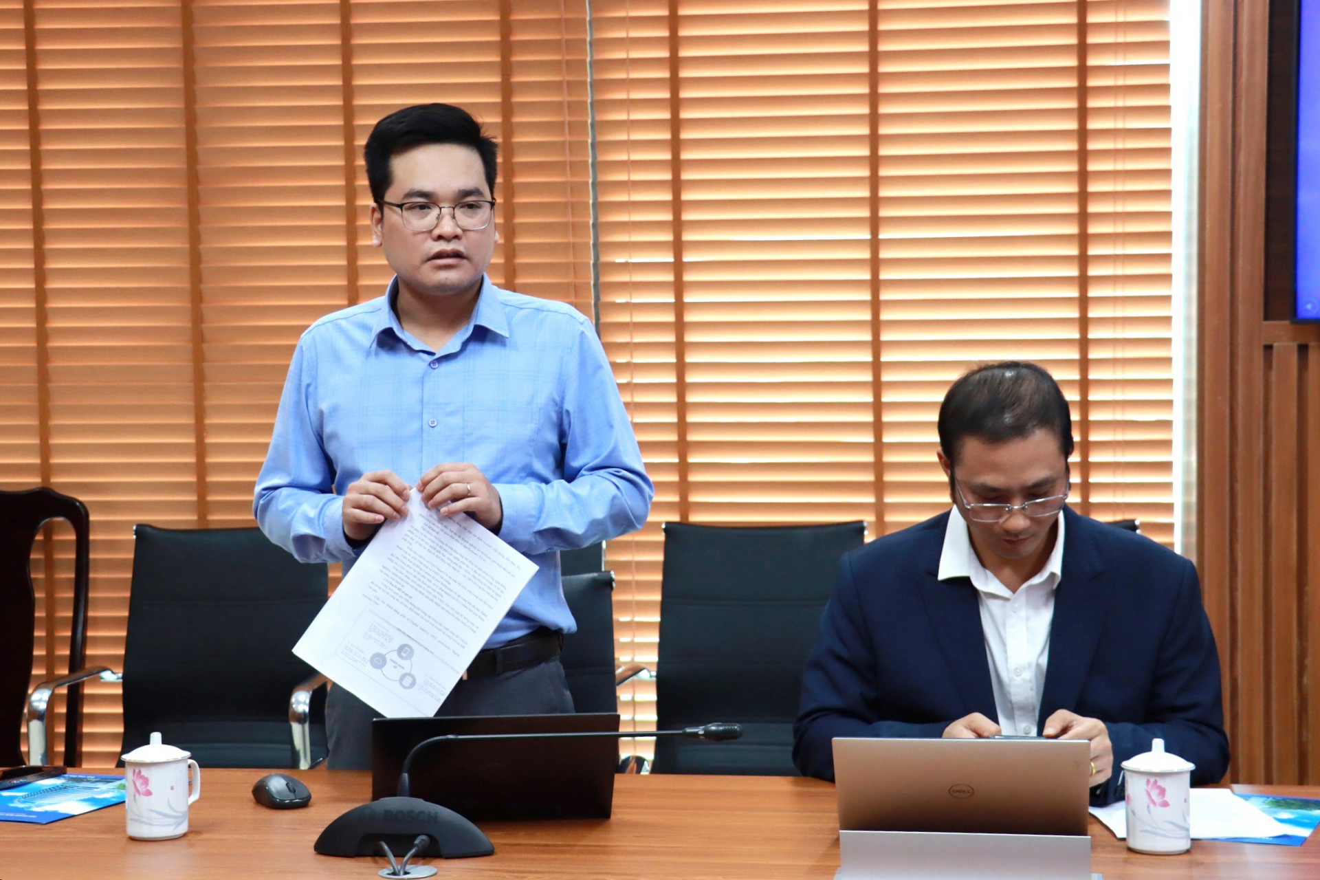 Lãnh đạo VNPT Hà Giang báo cáo kết quả sản xuất kinh doanh và chuyển đổi số của doanh nghiệp với Đoàn giám sát Ủy ban Khoa học, Công nghệ và Môi trường của Quốc hội.