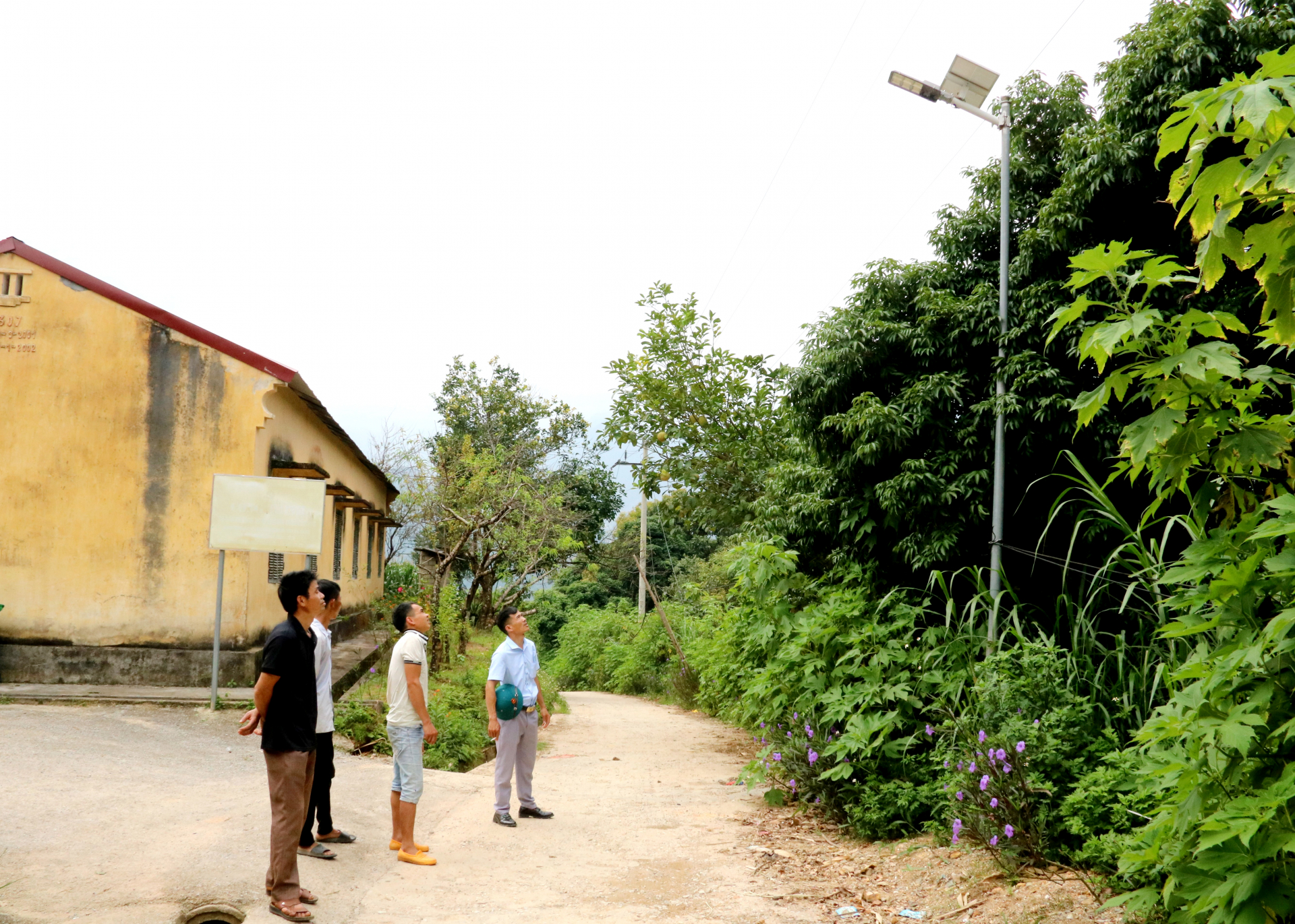 Đường liên thôn của xã Nghĩa Thuận (Quản Bạ) được đổ bê tông, lắp đặt đèn đường năng lượng mặt trời.
