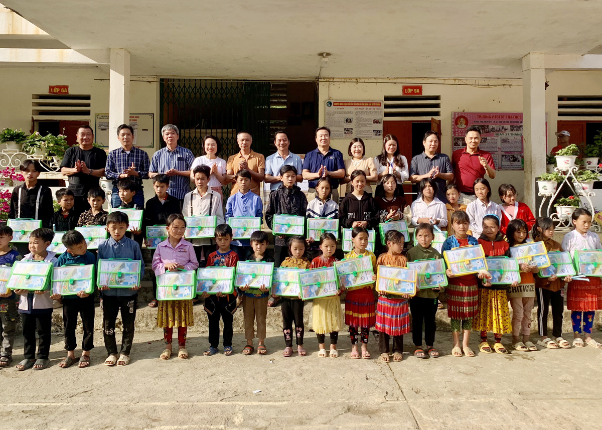 Lãnh đạo Hội Nhà báo Hải Phòng và lãnh đạo Báo Hà Giang trao quà cho cán bộ, giáo viên và các em học sinh trường PT DTBT Tiểu học và THCS Pải Lủng.