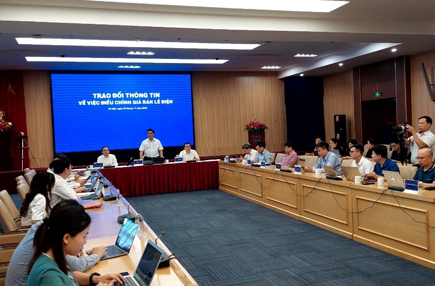 Tập đoàn Điện lực Việt Nam (EVN) trao đổi thông tin về việc điều chỉnh giá bán lẻ điện.