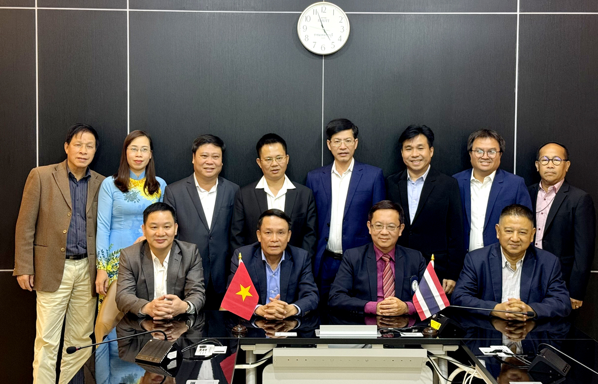 Đoàn công tác Hội Nhà báo Việt Nam chụp ảnh lưu niệm với Hội Nhà báo Thái Lan.
