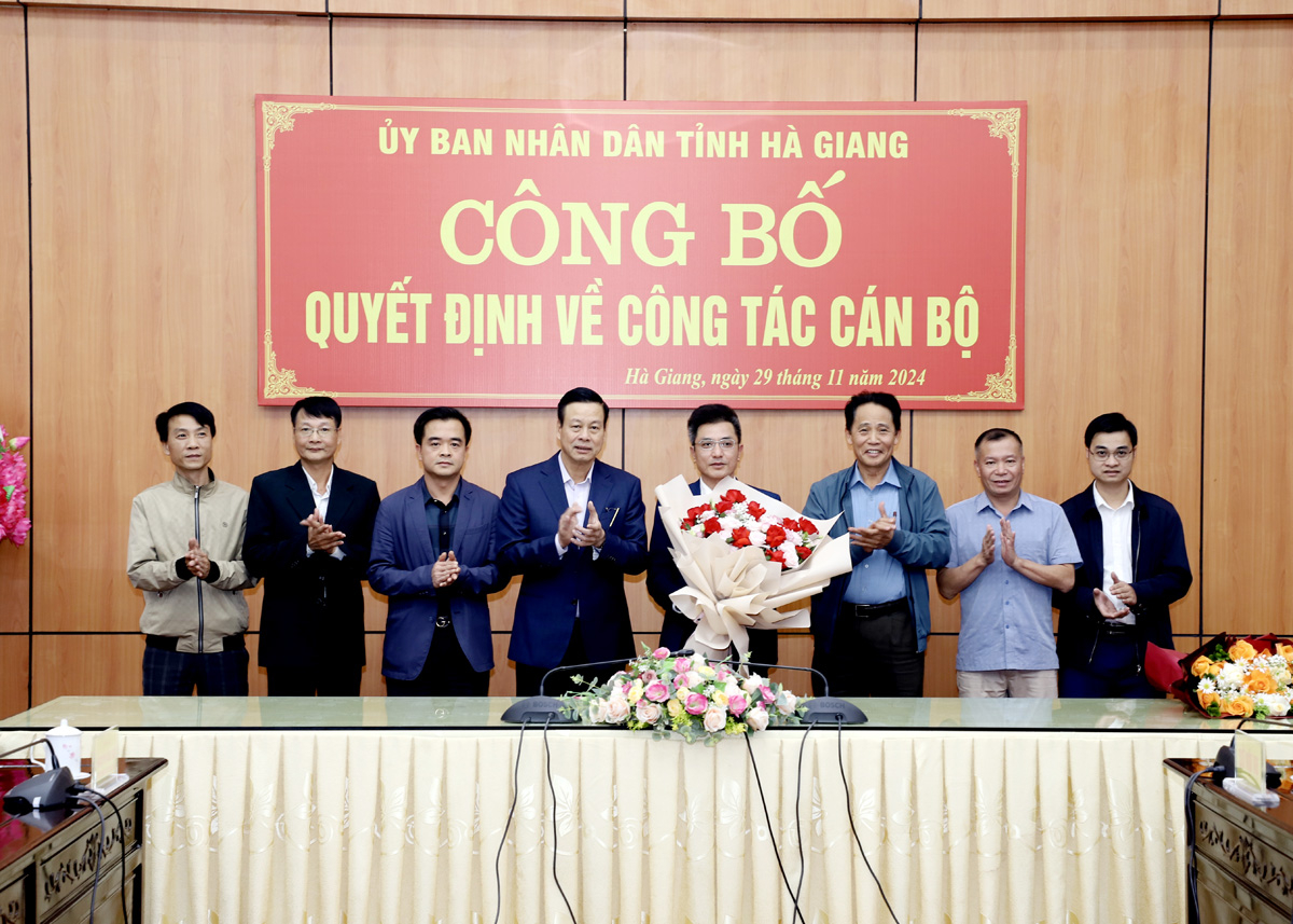 Chủ tịch UBND tỉnh Nguyễn Văn Sơn cùng lãnh đạo, cán bộ Ban QLDA đầu tư xây dựng công trình dân dụng và công nghiệp tỉnh chúc mừng tân Phó Giám đốc