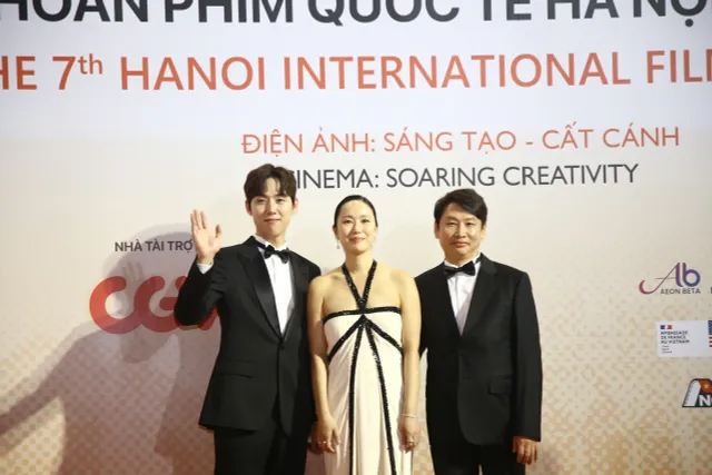 Nữ diễn viên Yoon Jin Seo cũng có mặt cùng On Joo-Wan cùng đạo diễn phim Tình yêu vĩnh cửu (hạng mục Phim dài dự thi) có mặt tại thảm đỏ HANIFF 2024