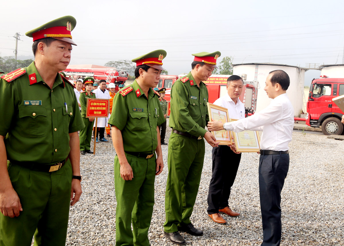 Với những thành tích xuất sắc trong công tác tham mưu, thực hiện nhiệm vụ diễn tập phương án chữa cháy và cứu nạn, cứu hộ tại Trạm biến áp 220kV Bắc Quang, 13 tập thể, 30 cá nhân được biểu dương, khen thưởng; trong đó, 3 tập thể, 5 cá nhân vinh dự được Chủ tịch UBND tỉnh tặng Bằng khen.