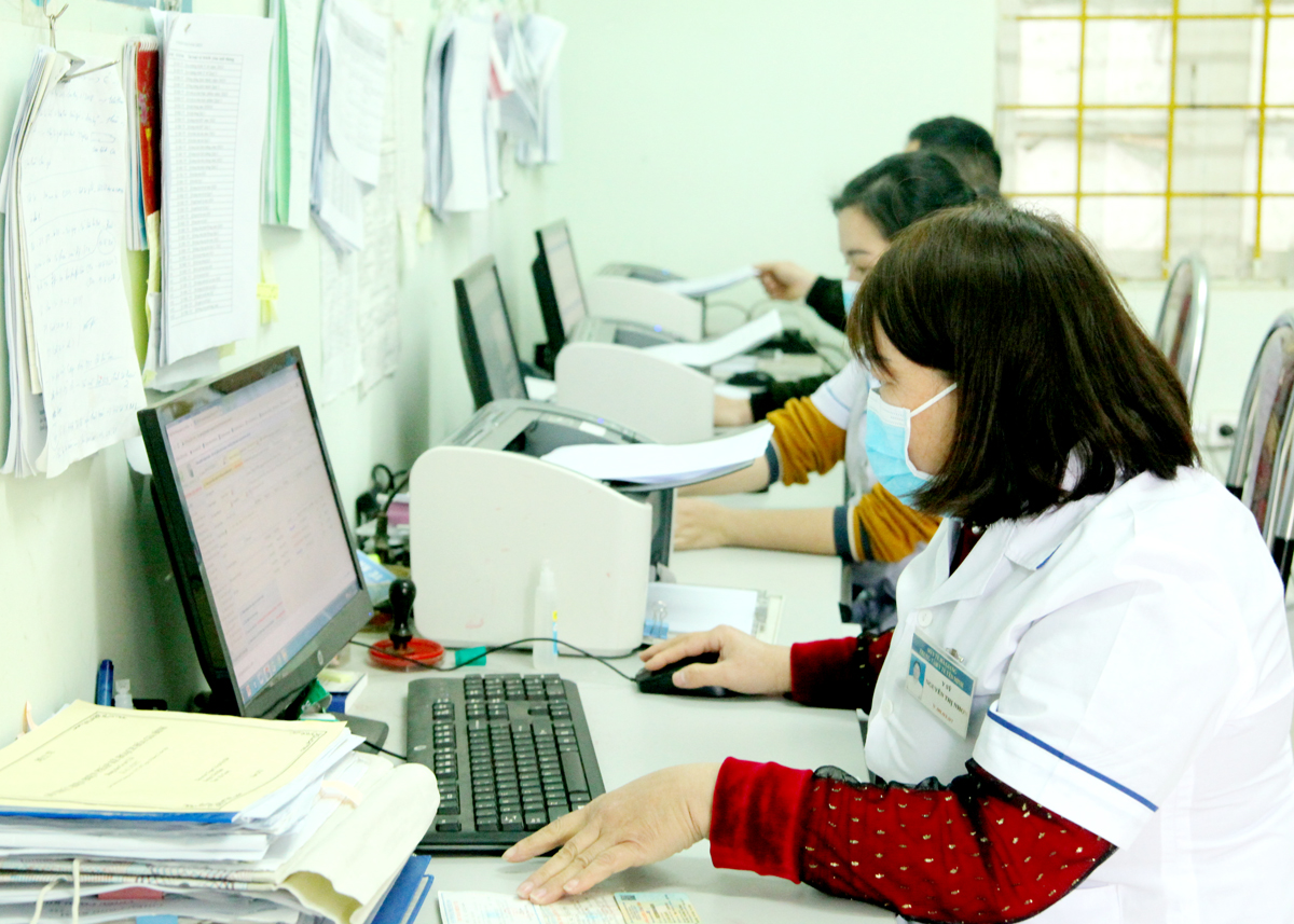 Staff of Na Khe Commune Health Station (Yen Minh) enter medical examination and treatment data into the Electronic Health Record.