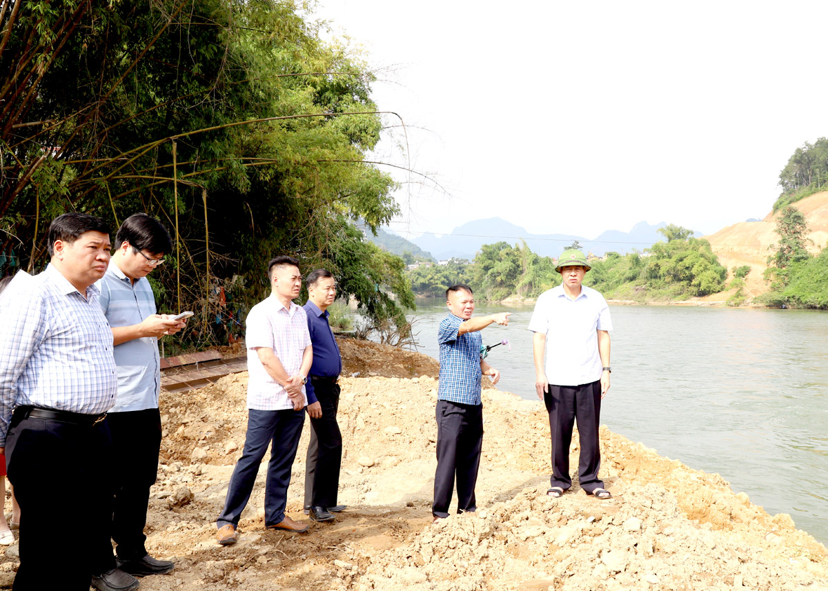 Chủ tịch UBND tỉnh Nguyễn Văn Sơn kiểm tra tiến độ thi công Dự án Đập dâng nước tạo cảnh quan trung tâm thành phố Hà Giang. 