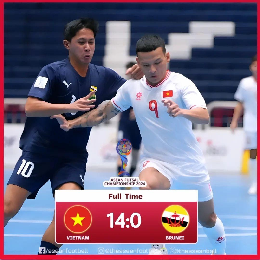 Đội tuyển futsal Việt Nam (áo trắng) có chiến thắng đậm trước tuyển futsal Brunei. 