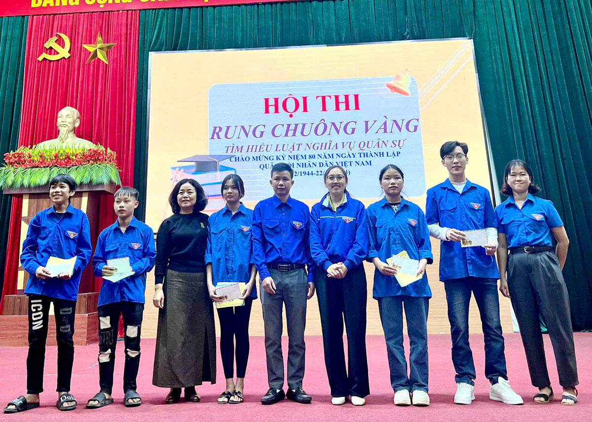 Ban Tổ chức trao giải thưởng cho các thí sinh xuất sắc trong Hội thi Rung chuông vàng