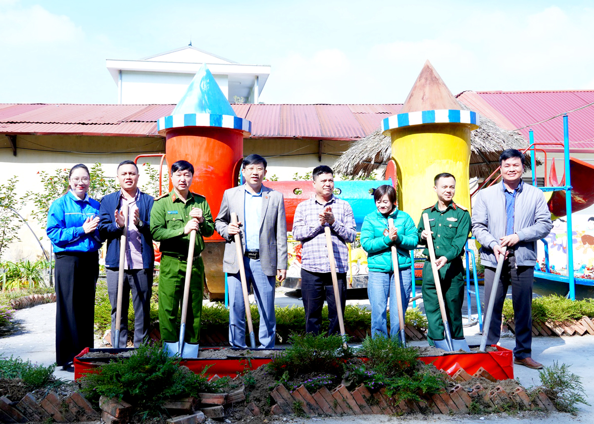 Các đại biểu tiến hành nghi lễ khởi công.