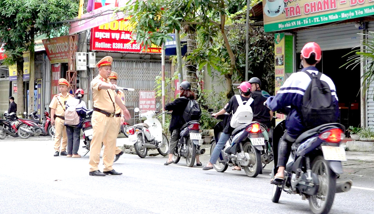 Đội Cảnh sát giao thông, Công an huyện Yên Minh tuần tra, xử lý học sinh vi phạm.
