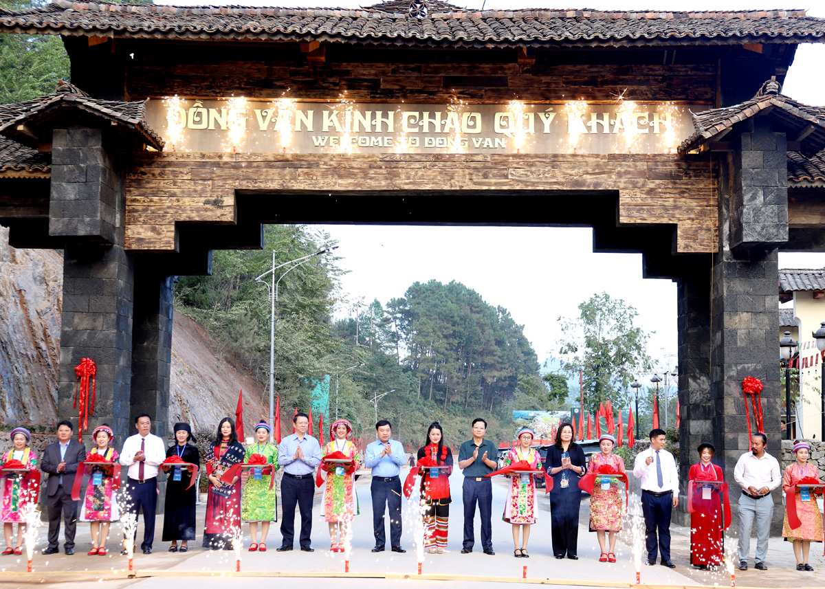 Quyền Bí thư Tỉnh ủy Nguyễn Mạnh Dũng và các đồng chí lãnh đạo tỉnh cắt băng khánh thành công trình cổng chào huyện Đồng Văn