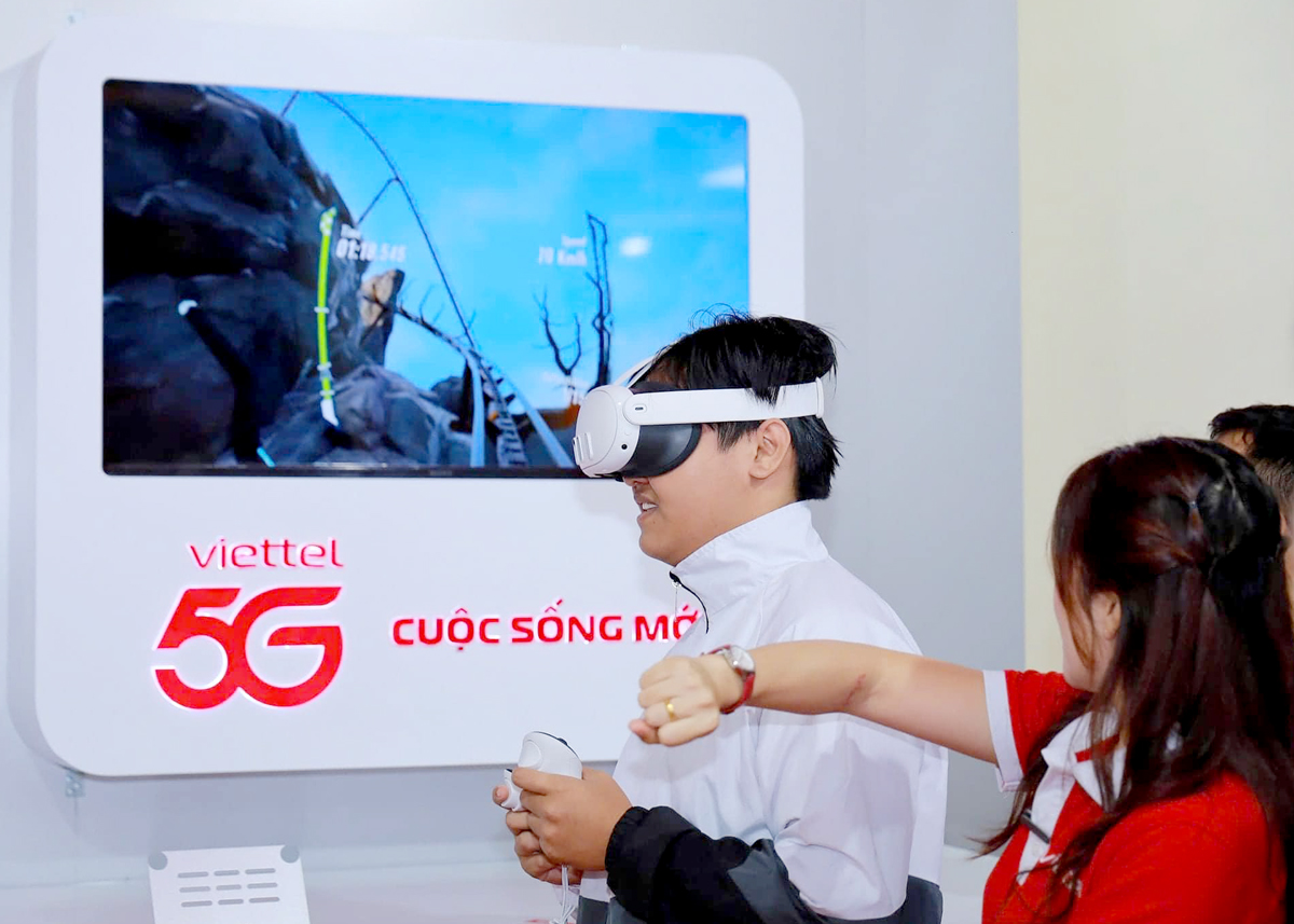 Khách hàng trải nghiệm các dịch vụ 5G của Viettel tại buổi ra mắt Gian hàng dịch vụ 5G vừa qua ở Công viên Cây xanh, TP Hà Giang