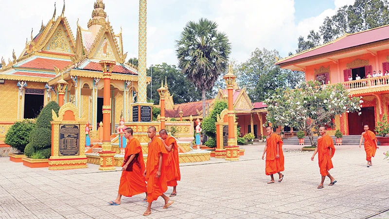 Chùa là nơi sinh hoạt tôn giáo, gắn kết cộng đồng của người Khmer tỉnh Trà Vinh. 