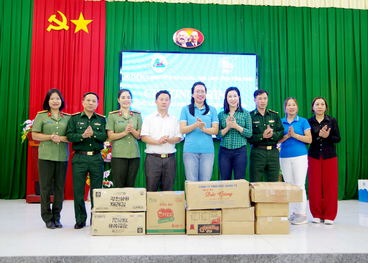 Lãnh đạo Bộ Chỉ huy Bộ đội Biên phòng tỉnh và Hội Liên hiệp Phụ nữ tỉnh Vĩnh Phúc tặng quà cho Hội Phụ nữ xã Sà Phìn.