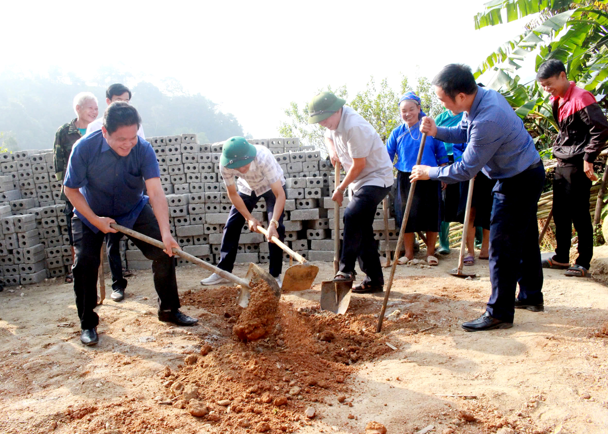 Chủ tịch Ủy ban MTTQ tỉnh Vàng Seo Cón và lãnh đạo huyện Hoàng Su Phì thực hiện nghi thức khởi công xây dựng nhà ở cho gia đình ông Xin Seo Giàng.