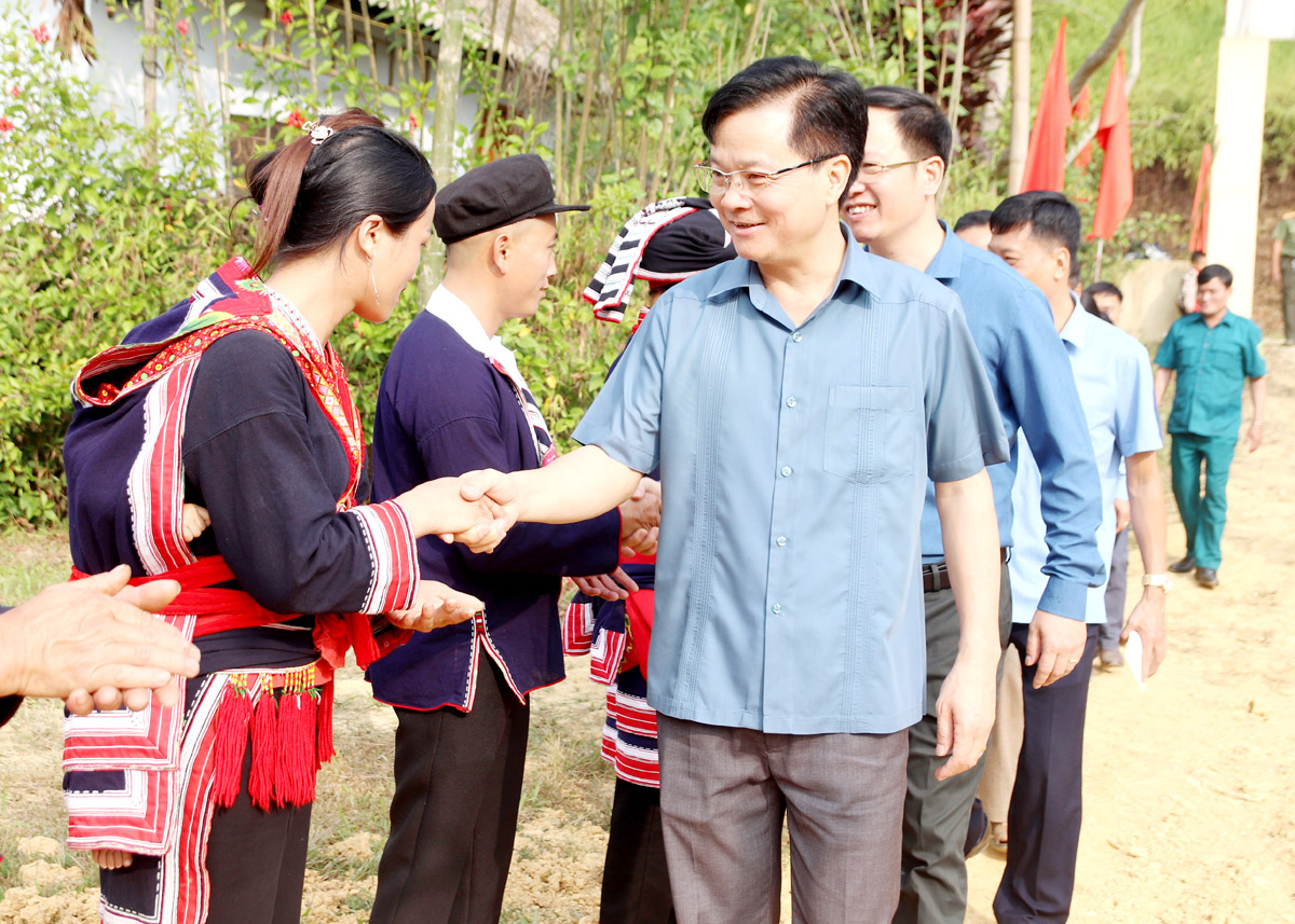 Chủ nhiệm Ủy ban Kiểm tra Tỉnh ủy Trần Quang Minh vui Ngày hội Đại đoàn kết toàn dân tộc với Nhân dân thôn Xuân Thượng.