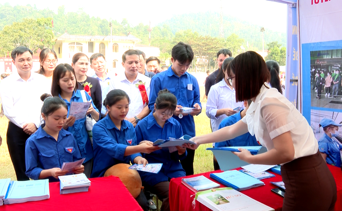 Lãnh đạo Sở Lao động Thương binh và Xã hội cùng lãnh đạo huyện Bắc Mê tham quan các gian hàng tư vấn việc làm tại Hội chợ việc làm huyện. Ảnh: Hồng Cừ