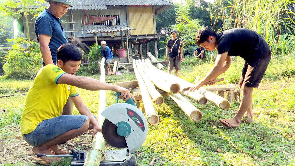 Để mảng có thể lướt nhanh thì cây tre làm mảng phải đều nhau và có độ cong ở đầu để giảm lực cản của nước.