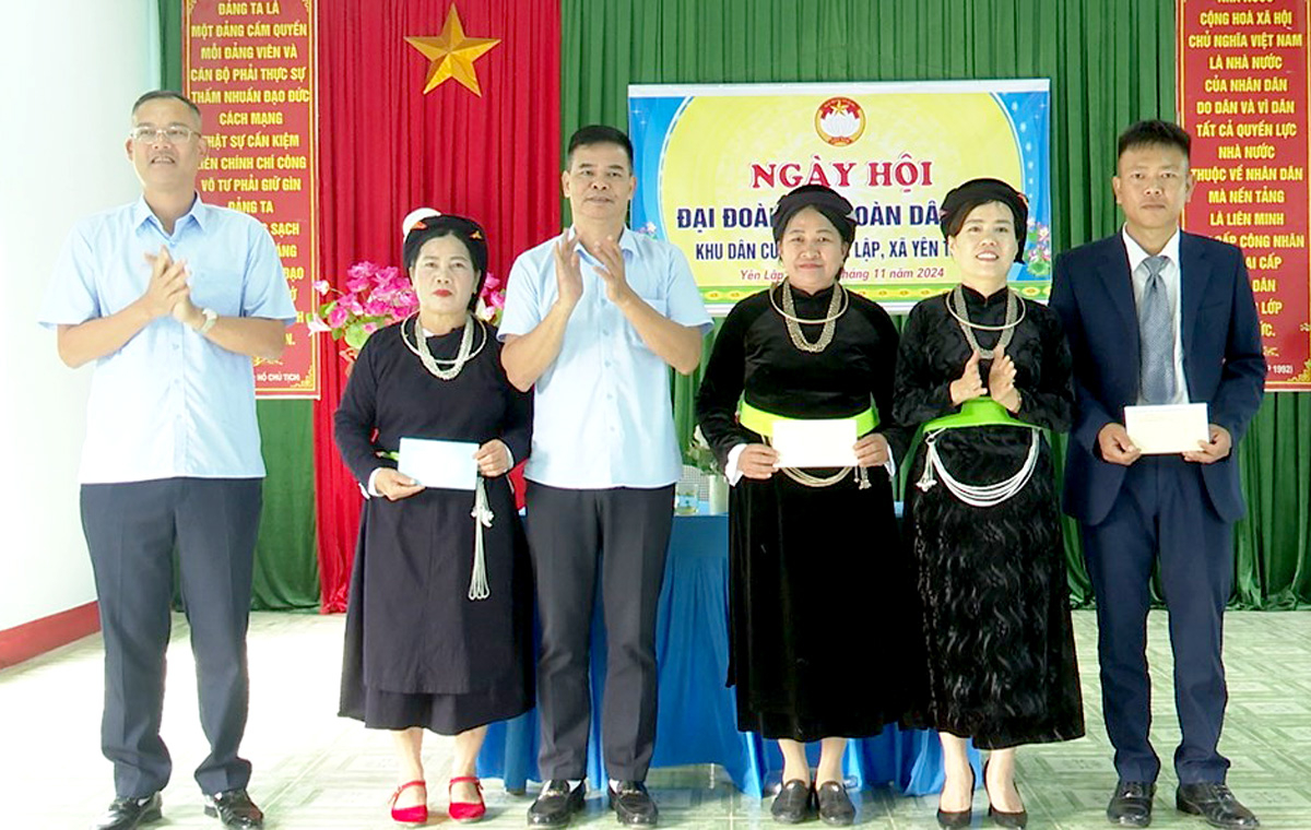 Phó trưởng đoàn chuyên trách Đoàn ĐBQH khóa XV đơn vị tỉnh Hà Giang Lý Thị Lan và lãnh đạo huyện Quang Bình tặng quà cho Ban Công tác mặt trận thôn.