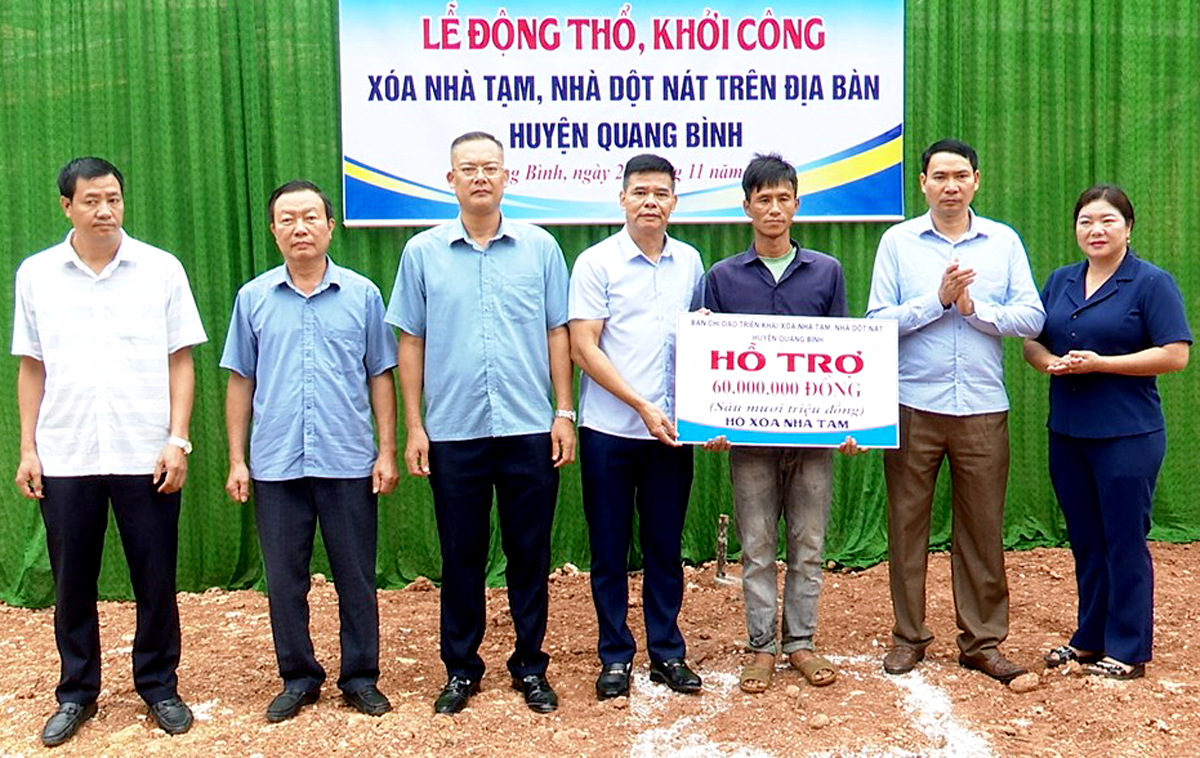 Lãnh đạo huyện Quang Bình trao tiền hỗ trợ làm nhà ở cho gia đình anh Thèn Xuân Đại, tổ 5, thị trấn Yên Bình.