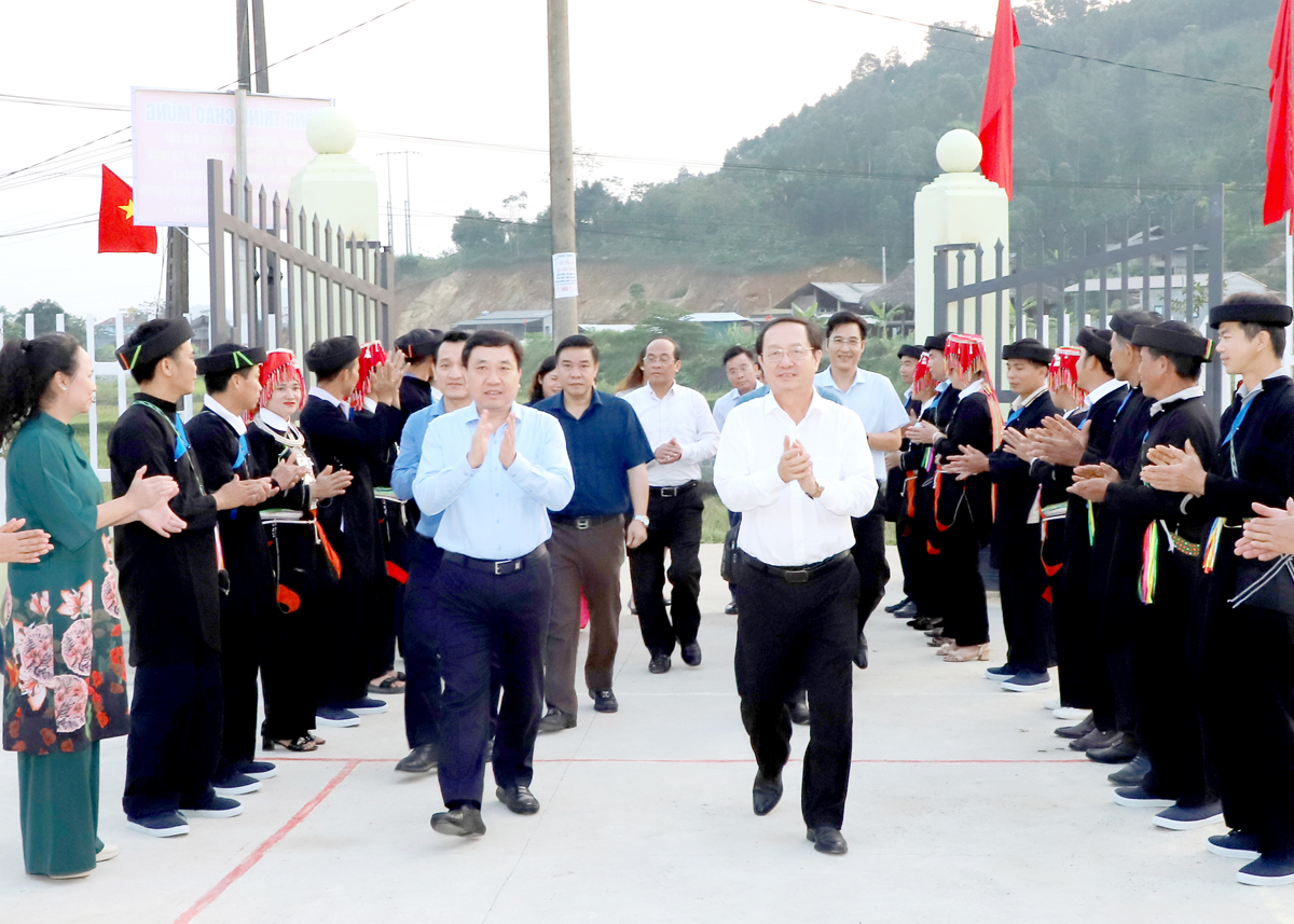 Bộ trưởng Bộ Khoa học và Công nghệ Huỳnh Thành Đạt và Quyền Bí thư Tỉnh ủy Nguyễn Mạnh Dũng đến dự Ngày hội Đại đoàn kết tại thôn Đông Giáp 2.