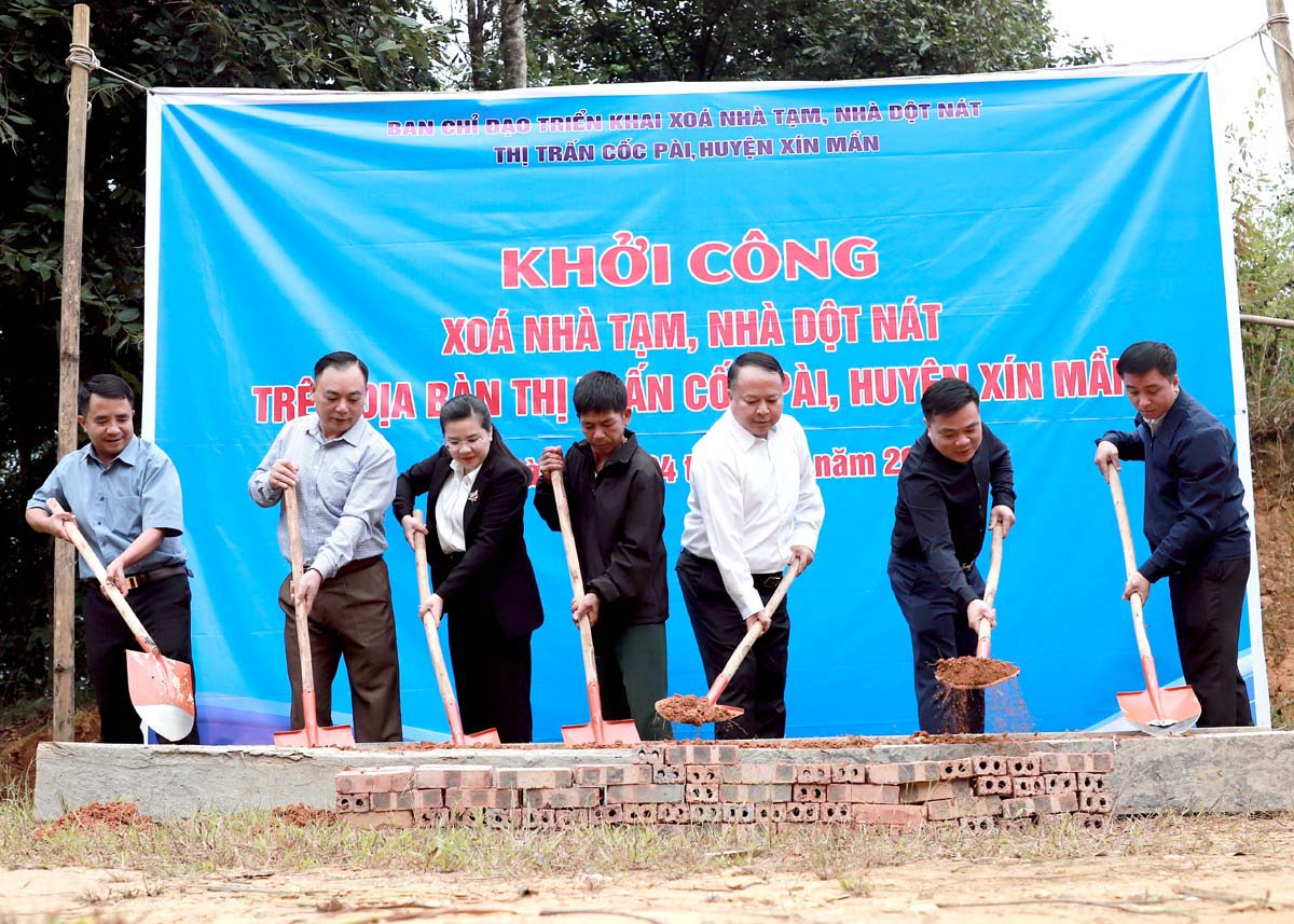 Giám đốc Công an tỉnh Phan Huy Ngọc, lãnh đạo huyện Xín Mần, các đơn vị, doanh nghiệp khởi công xây nhà mới cho gia đình anh Lù Đức Nghiệp, thôn Cốc Coọc, thị trấn Cốc Pài.