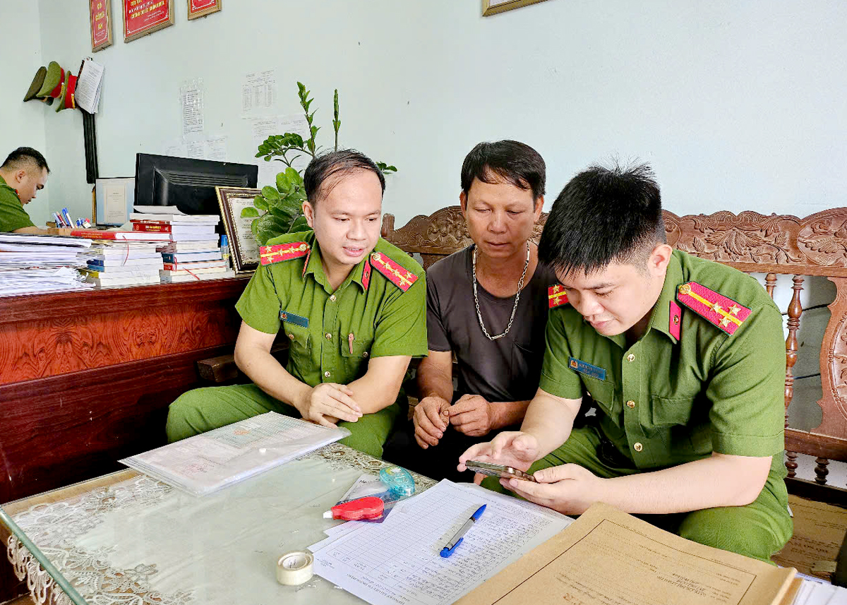 Công an xã Đường Hồng (Bắc Mê) hướng dẫn người dân cài đặt và sử dụng các tiện ích của ứng dụng VNeID 